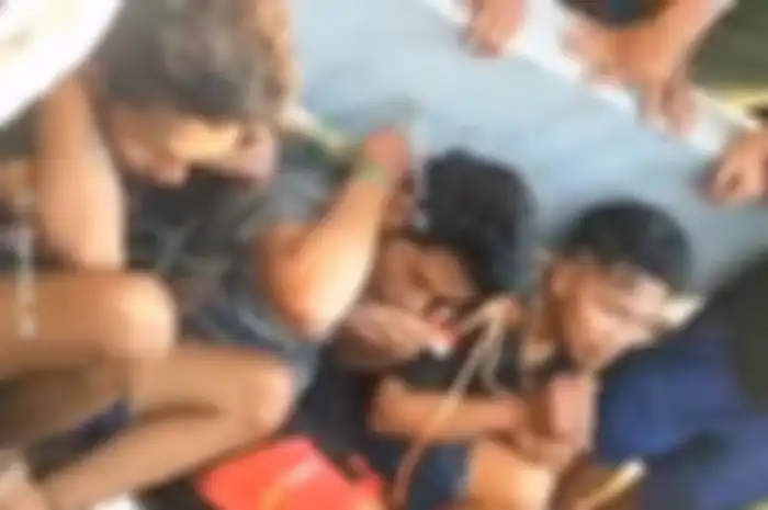 Tiga orang pemuda diringkus warga di Cirebon, Jawa Barat usai menabrak motor dan melarikan diri.