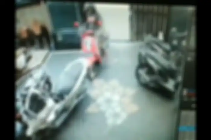 Anak kecil putar gas motor saat akan turun