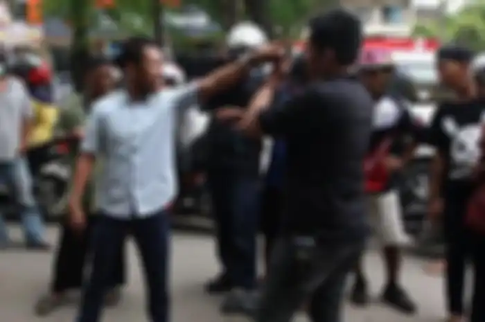 Ilustrasi Debt Collector. Sadis, seorang debt collector alias penagih utang disabet pedang saat menagih uang kreditan motor yang menunggak.