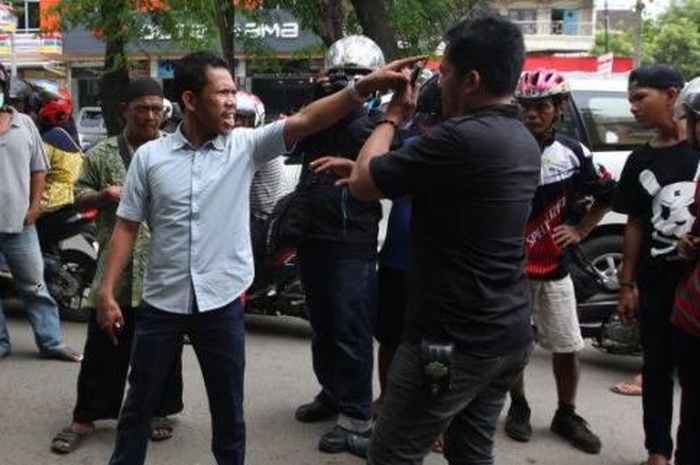 Ilustrasi Debt Collector. Sadis, seorang debt collector alias penagih utang disabet pedang saat menagih uang kreditan motor yang menunggak.