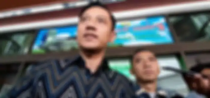 Agus Harimurti Yudhoyono (AHY) dan Edhie Baskoro Yudhoyono (Ibas), saat diwawancarai Wartawan, setelah menjenguk Wiranto, di RSPAD Gatot Soebroto, Jakarta Pusat, Senin (14/10/2019). 