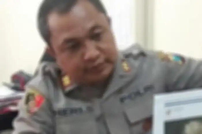 Kasat Reskrim Polres Blitar Kota, AKP Heri Sugiono menunjukkan cetakan postingan akun facebook Aida Konveksi yang diduga menghina lambang negara, Selasa (2/7/2019). 