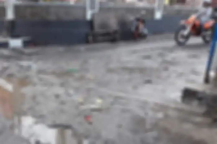 Jalan rusak di depan alun-alun Lembang