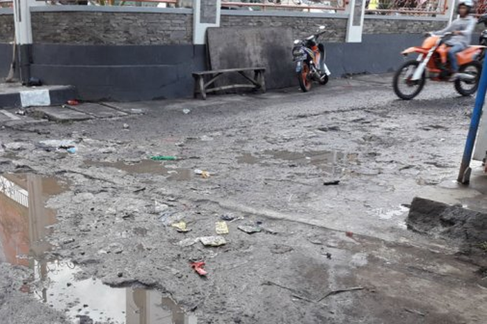 Jalan rusak di depan alun-alun Lembang