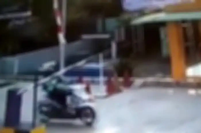 Driver ojol terjungkal akibat palang pintu otomatis menutup tiba-tiba