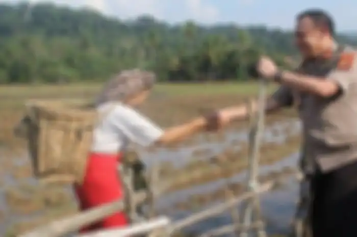 Kapolda Sumsel Irjen Pol Drs Firli MSi menyambut tangan seorang ibu yang pulang dari sawah di Desa Lontar Kecamatan Muarajaya Kabupaten OKU saat pulang kampung.