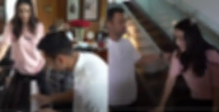 Raffi Ahmad hendak melepas sepatunya ketika masuk ke rumah Momo eks Geisha