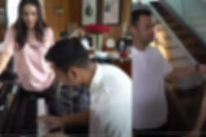 Raffi Ahmad hendak melepas sepatunya ketika masuk ke rumah Momo eks Geisha