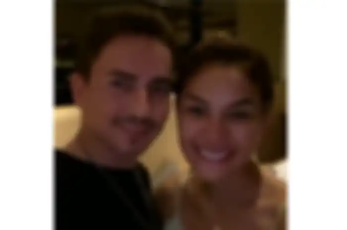 Jorge Lorenzo berfoto bersama dengan Nikita Mirzani, saat liburannya ke Bali.