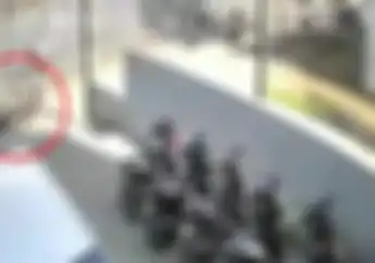 Video Ini Perlihatkan Detik-detik Pemotor Terlindas Truk di Bandung, Merinding Bro!