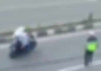 Keren Abis Cara Siswi SMA Ini Hidari Razia Polisi, Valentino Rossi Sih Kalah, Simak Videonya
