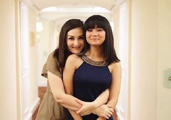 Wajah Mona Ratuliu Saat Foto Bareng Anaknya Bikin Pangling, Awet Muda Banget!