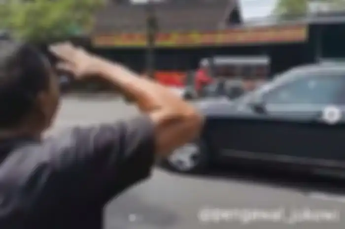 Mekanik pekerja bengkel hormat ke iring-iringan mobil Presiden Joko Widodo