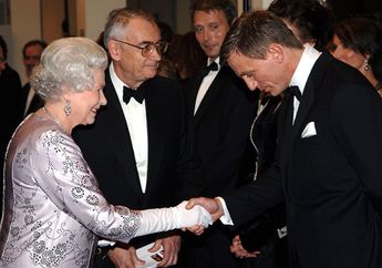 Salah Satu Aturan Kerajaan Inggris, Tak Boleh Menawarkan Jabat Tangan Saat Bertemu Ratu Elizabeth II