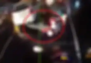 Bikin Ngilu! Video Ini Jadi Saksi Kejamnya Jas Hujan Ponco, Bikin Wanita Terpelanting Ke Jalan