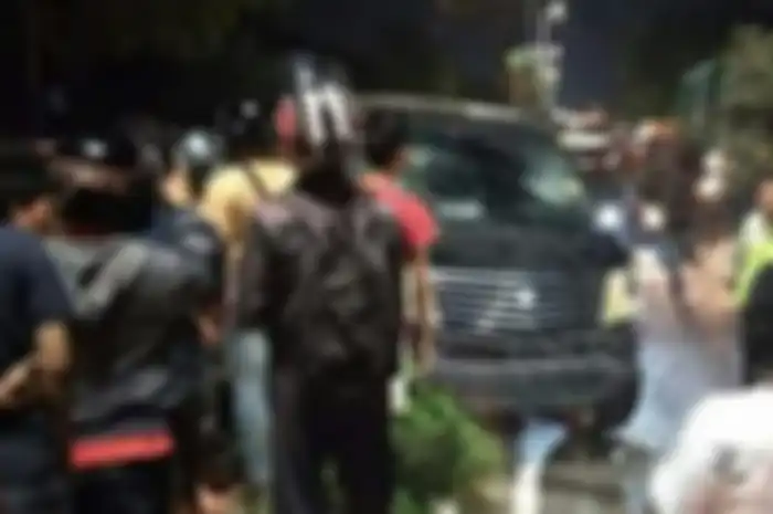 Nasib Toyota Alphard yang dikejar ratusan motor
