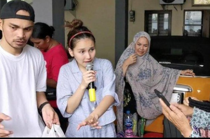 Ayu Ting Ting menjual barang-barang pribadi miliknya yang masih layak pakai