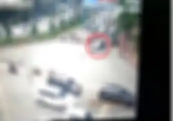 Video: Sopir Kecot Enggak Tahu Fungsi Kotak Kuning di Perempatan, Biker Tumbang diseruduk!