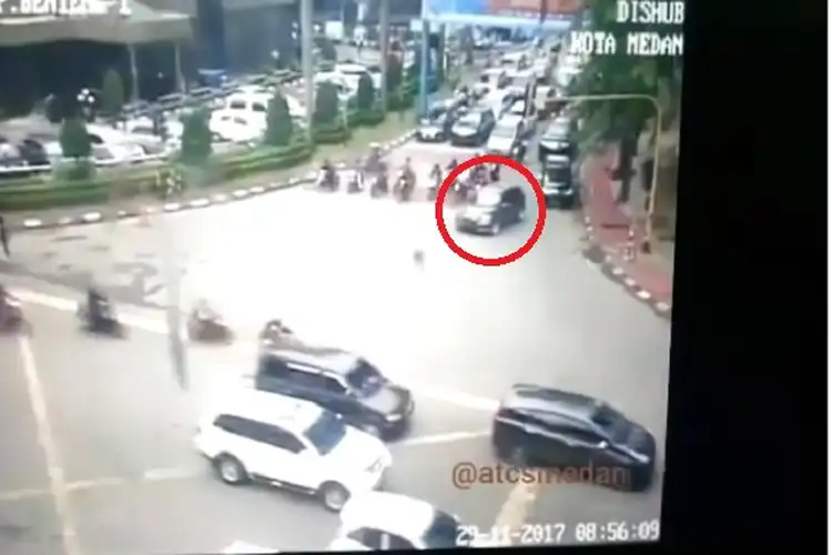 Video: Sopir Kecot Enggak Tahu Fungsi Kotak Kuning di Perempatan, Biker Tumbang diseruduk!