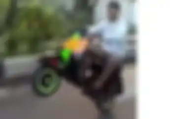 Tsadesstt... Vespa Jadul Diajak Standing Dengan Mudah Sekali, Lihat Videonya!
