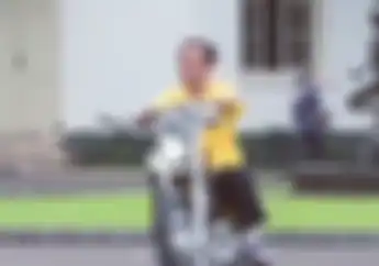 Presiden Jokowi Tercyduck Lagi Manasin Motor Chopper Land Miliknya, Lihat Videonya