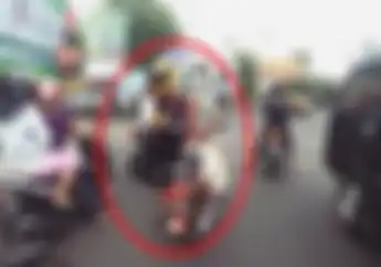 Anjay.., Biker Kasih Hiburan Joget di Lampu Merah Bikin Hidup Serasa Bahagia Banget
