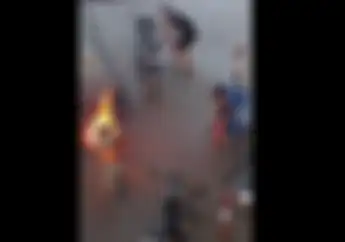 Salut! Videonya Viral, Wanita Ini Tuai Pujian Netizen Karena Sigap Padamkan Motor Terbakar