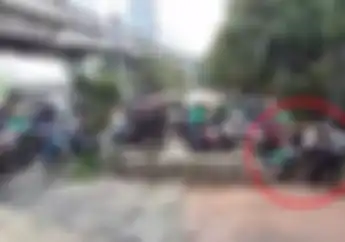 Viral! Video Pemotor Ramai-ramai Bongkar Beton Pembatas Trotoar, Pemerintah Lakukan Ini