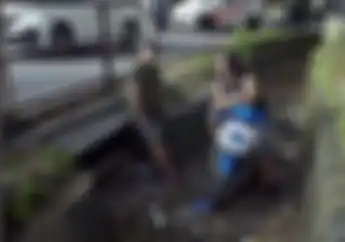 Menghindar Razia, Polisi Malah Ditantang Pemotor yang Parkir di Got, Ujungnya Kocak