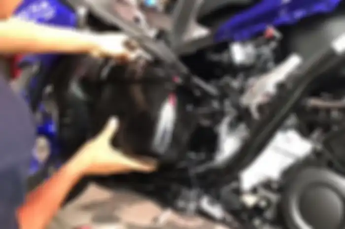 Proses pemasangan tangki Yamaha Aerox 155 8 Liter