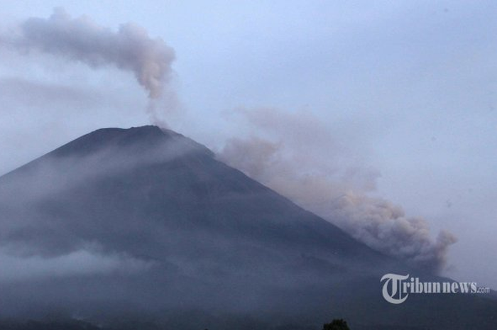 Gunung Semeru erupsi.