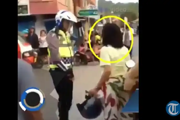 Video Detik-detik Polisi Dimarahi Emak-emak Karena Ditilang, Kenyataannya Bikin Ngakak!