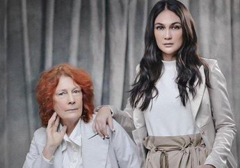 Luna Maya Sempatkan Diri Sambangi Warung sang Ibu di Bali, Begini Interaksi Manisnya Saat Ajak Makan dan Cium Desa Maya