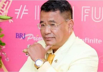 Hartanya Tumpah-tumpah, Hotman Paris Tak Gengsi Makan Makanan Gerobak Warung Kaki Lima Pinggir Jalan: Lagi Nunggu Bebek Mercon