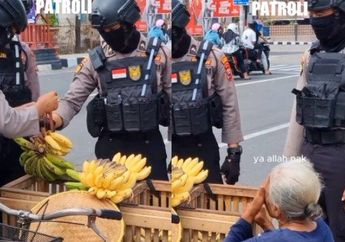 Jualan Pisang di Pinggir Jalan, Nenek Ini Menitikan Air Mata Saat Didatangi 3 Polisi, Sampai Bahas Soal Surga di Telapak Kaki Ibu