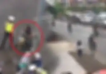 Bikin Ngakak! Emak - emak Langsung Gas Pol Saat Terkena Razia Polisi, Simak Videonya