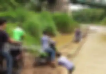 Pemotor Nekat Sebrangi Sungai Cisadane Pakai Rakit, Ada Apa?