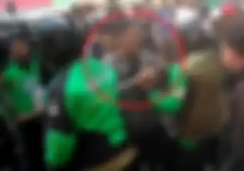 Hadang Pemotor Lawan Arus di Ciputat, Pria Yang Ngaku Brimob Itu Diamuk Massa