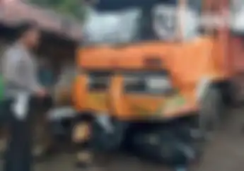 Rem Blong di Turunan, Sopir Truk Tabrak 6 Motor dan Pohon Biar Bisa Berhenti