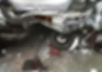 Hilang Kendali, Pengendara Motor Jatuh dan Ditabrak Mobil dari Lawan Arah