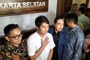 Rizky Billar keluar dari Polres Metro Jakarta Selatan mengenakan baju putih sekitar pukul 22.50 WIB Jumat malam, 13 Oktober 2022 didampingi tim kuasa hukumnya