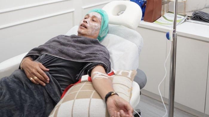 Ayah Rozak saat jalani perawatan di Klinik Dermapro Jakarta, Tanjung Duren Jakarta Barat, Jumat (2/12/2022).