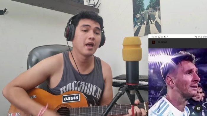 Aldi Taher menyanyikan lagu yang diciptakannya terkait isu ketidakhadiran Lionel Messi ke Indonesia