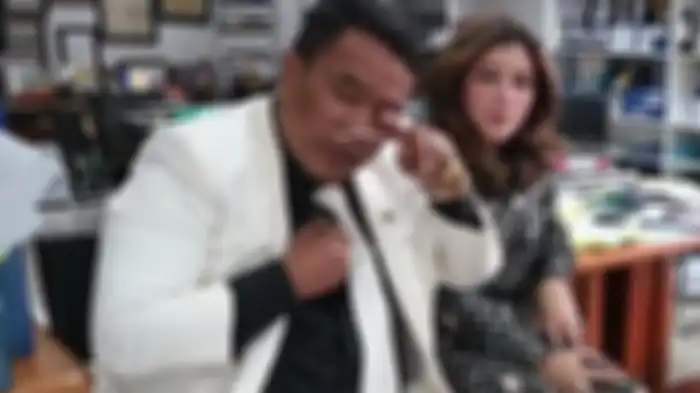 Hotman Paris menangis ingat Ibunya