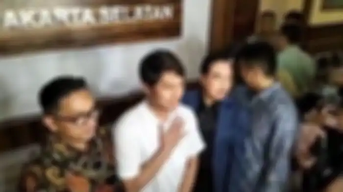 Rizky Billar keluar dari Polres Metro Jakarta Selatan mengenakan baju putih sekitar pukul 22.50 WIB Jumat malam, 13 Oktober 2022 didampingi tim kuasa hukumnya