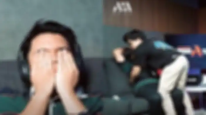 Dalam pelukan Atta Halilintar, Thariq Halilintar tak kuasa menutup kesedihannya hingga berlinang air mata setelah putus dari Fuji.