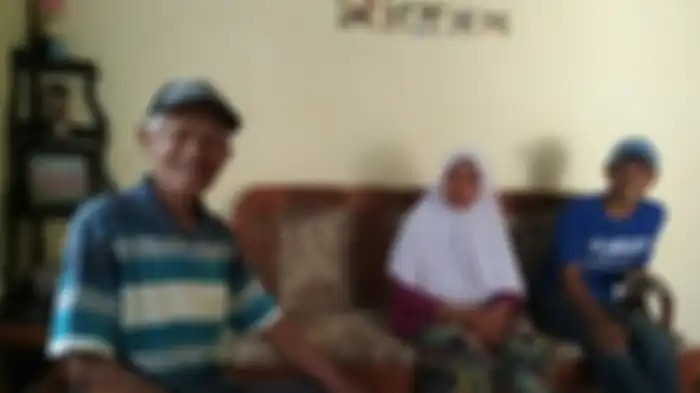 Suharto (68) dalam keadaan sehat, bersama istri dan anaknya saat ditemui di rumahnya di Dusun Kempulan, Desa Senden, Kecamatan Mungkid, Kabupaten Magelang, Jumat (4/5/2018).
