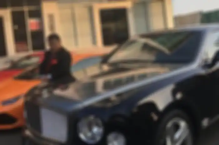 Hotman Paris dan mobil-mobil mewahnya