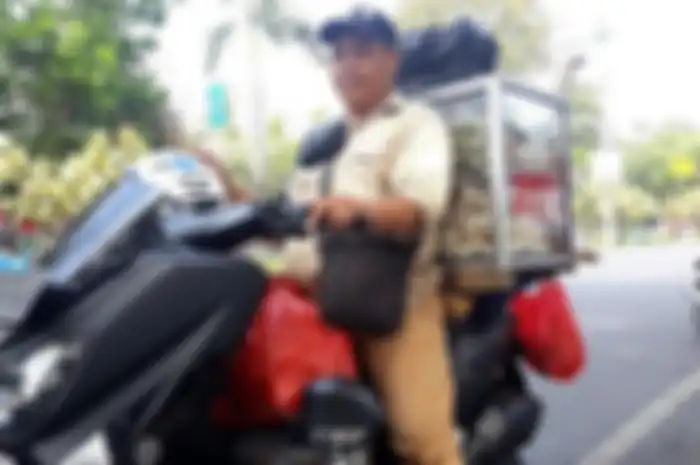 Suparman berjualan warteg keliling naik Yamaha NMAX