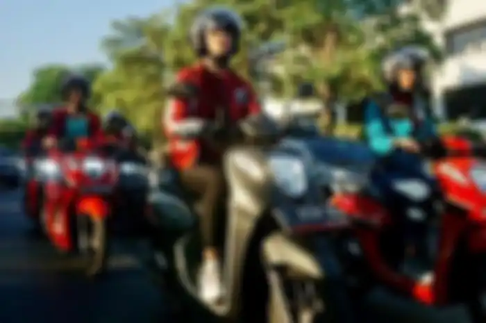 Sebanyak sepuluh perempuan berkeliling Kota Surabaya mengendarai Honda Genio dalam kegiatan bertajuk Genio On The Street East Java.